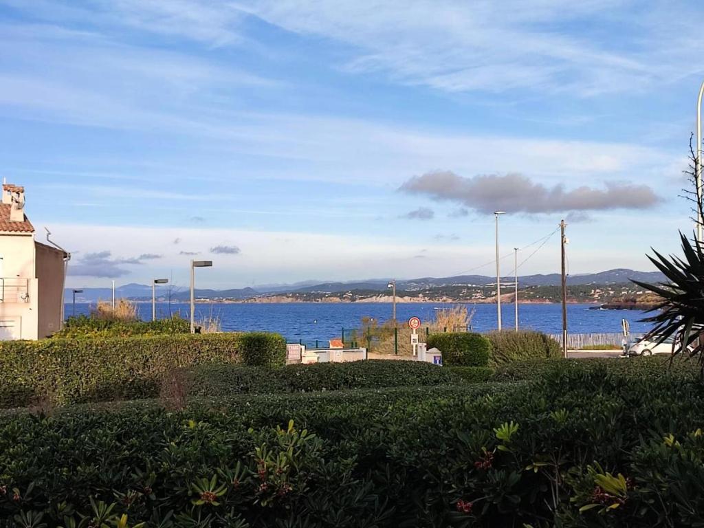 - une vue sur une étendue d'eau avec une maison dans l'établissement Résidence Plage - Petite maison a 100m de la plage MAE-4784, à Six-Fours-les-Plages