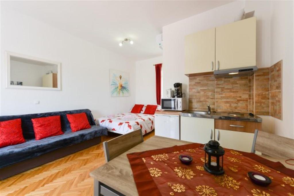 Kuchyňa alebo kuchynka v ubytovaní Studios Villa Romantica
