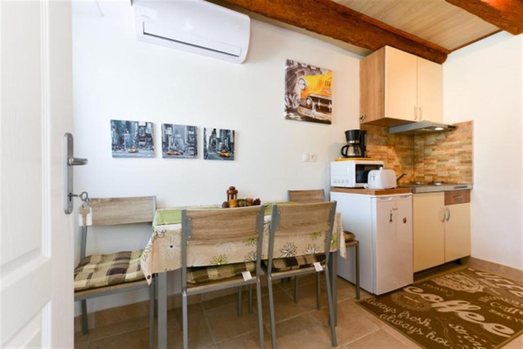 Kuchyňa alebo kuchynka v ubytovaní Studios Villa Romantica