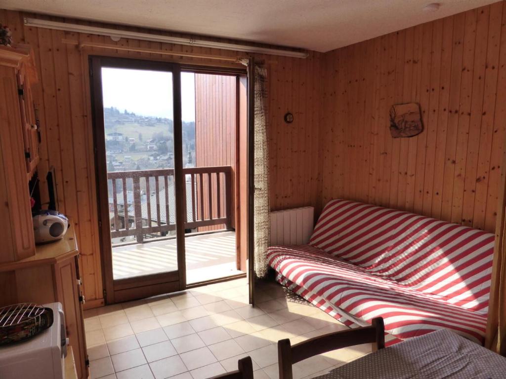 Cette chambre comprend un lit et un balcon avec vue. dans l'établissement Résidence Les Loges - Loges 11 MAE-4364, à Saint-Gervais-les-Bains