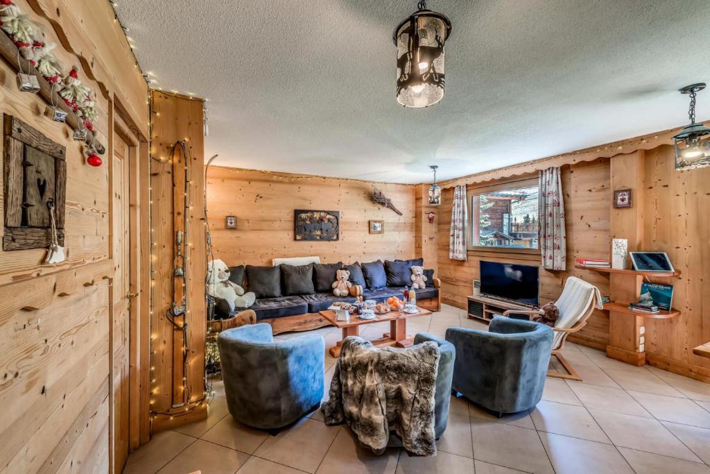 a living room with a blue couch and chairs at Chalet L'armoise - Chalets pour 14 Personnes 954 in Tignes