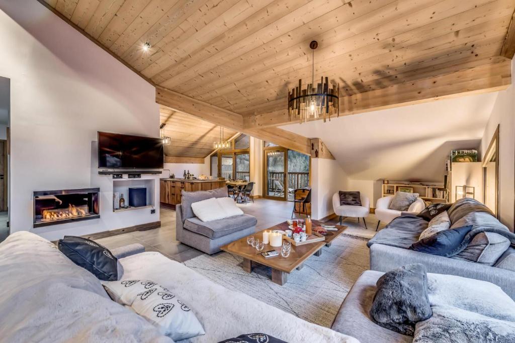 un salon avec des canapés et une cheminée dans l'établissement Résidence Les Terrasses De La Vanoise - 7 pièces duplex 14 personnes 5 MAE-9204, à Champagny-en-Vanoise
