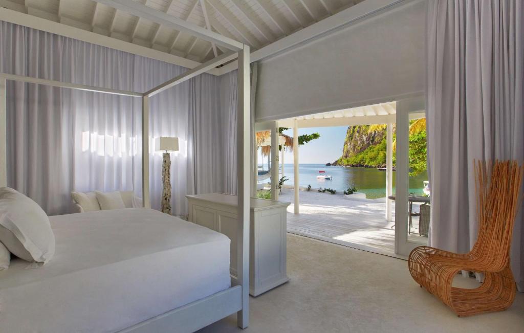 Кровать или кровати в номере Sugar Beach, A Viceroy Resort