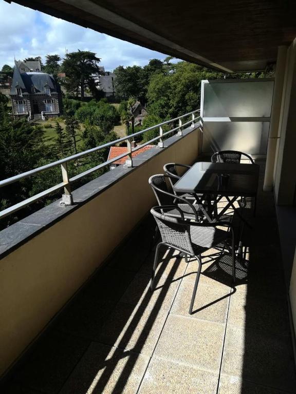 un balcon avec une table et des chaises sur un balcon dans l'établissement Résidence Amiraute - Appartement de 50m², refait à neuf, dans une résidence à deux pas des plages. MAE-6724, à Pléneuf-Val-André