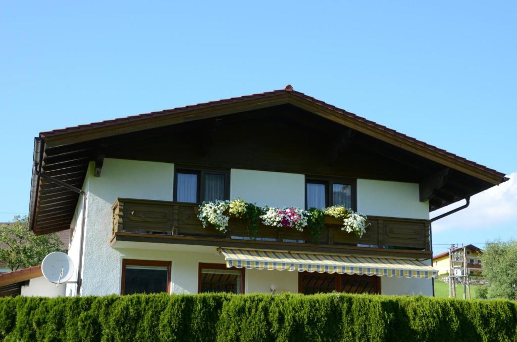 uma casa com caixas de flores na varanda em Haus Erlbacher em Abtenau