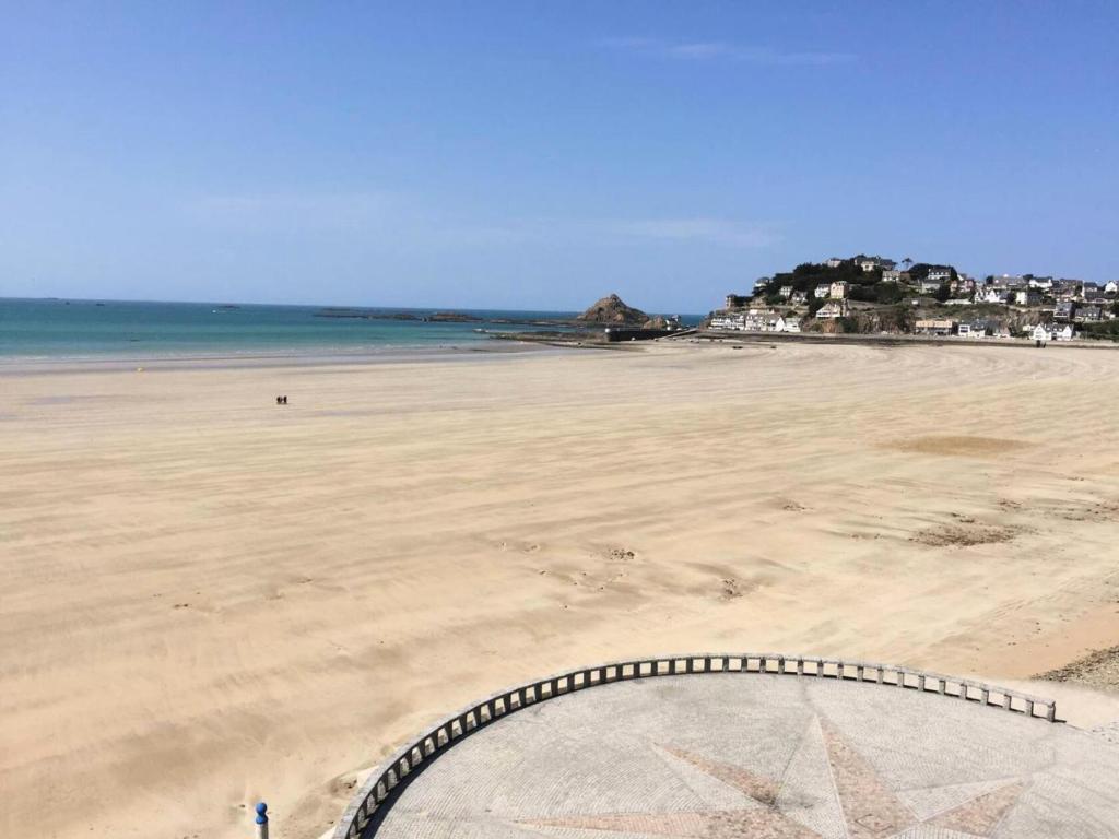 Elle offre une vue sur une plage de sable et l'océan. dans l'établissement Résidence Les Bains - Charmant studio de 30m², sur l'avenue du Val-André. MAE-6504, à Pléneuf-Val-André