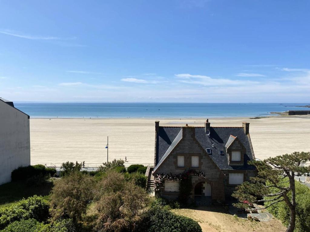 une maison au sommet d'une plage de sable dans l'établissement Résidence Dauphins - Appartement T2 en centre bourg du Val-André. MAE-6524, à Pléneuf-Val-André