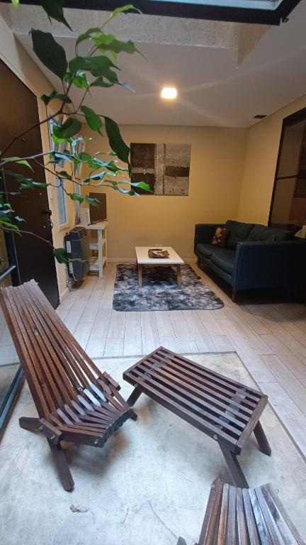 sala de estar con banco y sofá en Hermoso, moderno con patio y terraza 7 personas en Buenos Aires