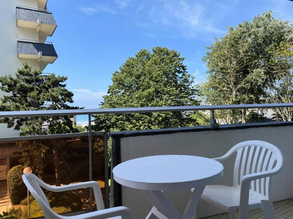 un patio avec une table et des chaises sur un balcon dans l'établissement Résidence Parc - Appartement T2 de 42m², à deux pas de la plage du Val André. MAE-6564, à Pléneuf-Val-André
