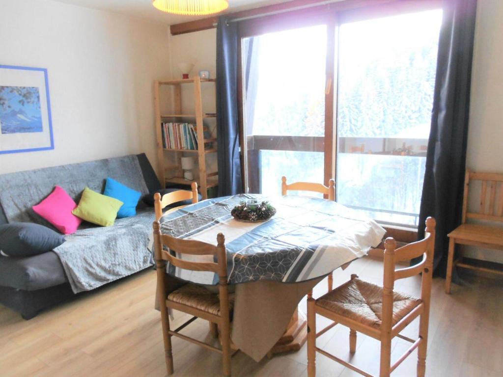 un salon avec une table et un canapé dans l'établissement Résidence Zodiaque - APPARTEMENT 3 PIECES 6 PERSONNES MAE-9374, au Corbier