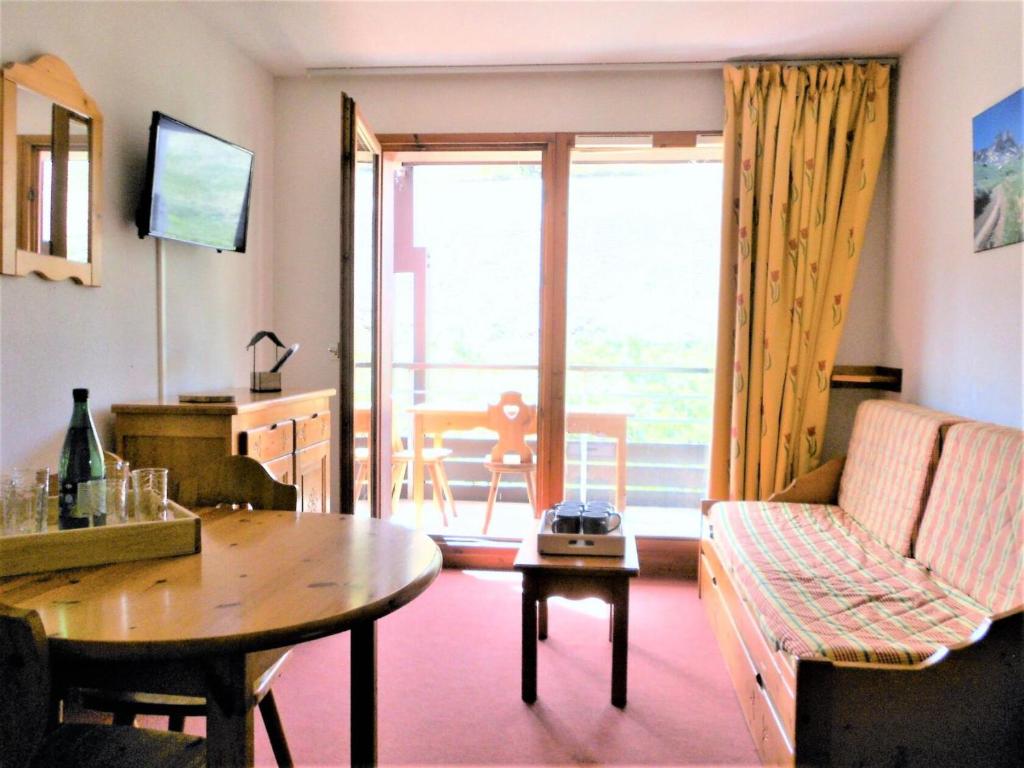 un salon avec une table et un canapé dans l'établissement Résidence Pistes - APPARTEMENT T3 POUR 6 PERSONNES MAE-9564, au Corbier
