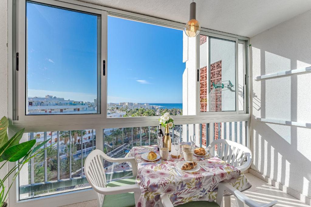 een eetkamer met een tafel en uitzicht op de oceaan bij Comfortable apartment in Viña del Mar in Playa de las Americas
