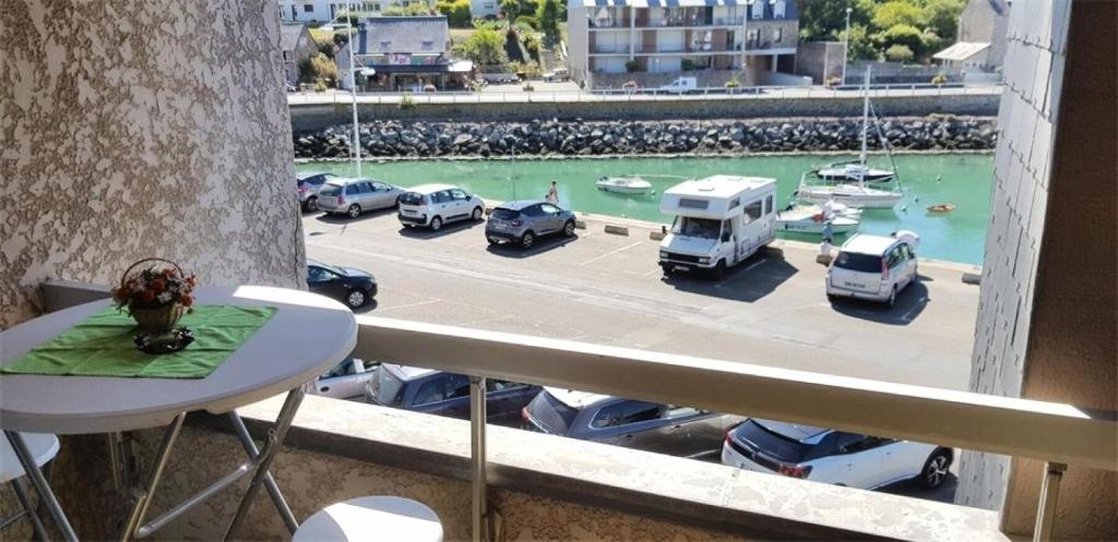 Il dispose d'un balcon avec vue sur un parking avec des voitures. dans l'établissement Résidence Maitre De Port - Studio de 35m², avec pleine vue mer sur le port de Dahouët. MAE-6754, à Pléneuf-Val-André