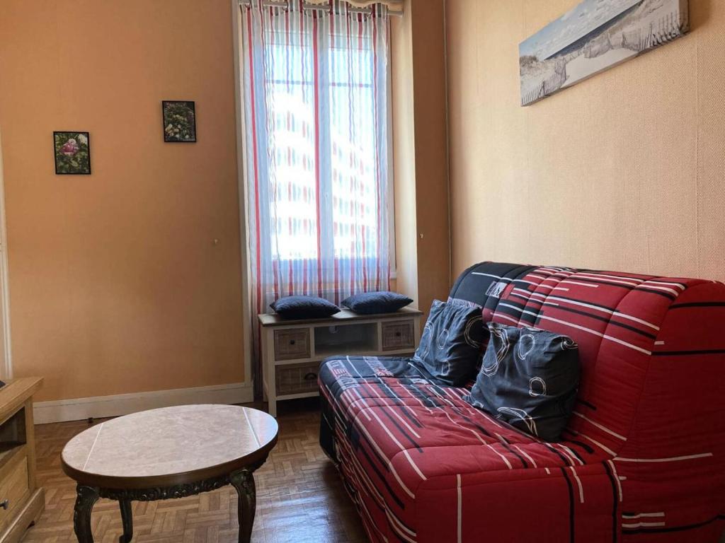 un salon avec un canapé rouge et une table dans l'établissement Résidence Ondine - Charmant T2 de 34m² en plein cœur de la station balnéaire. MAE-2764, à Pléneuf-Val-André