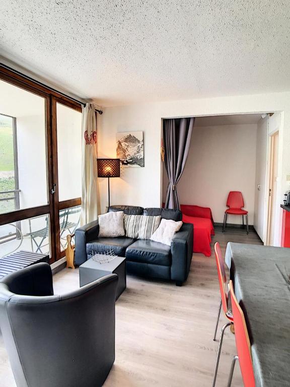 un salon avec un canapé et une table dans l'établissement Résidence Baikonour - APPARTEMENT 6 PERSONNES CENTRE STATION VUE PISTES MAE-9554, au Corbier