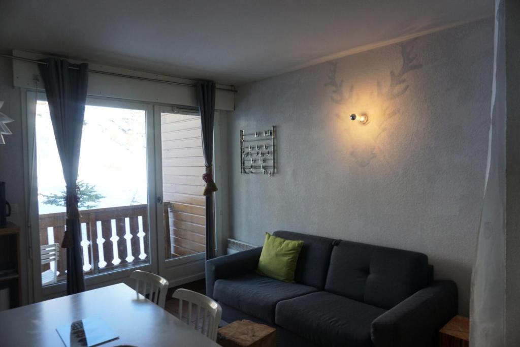 un salon avec un canapé et une table dans l'établissement Chalet D'orcieres - Studio cabine 4 personnes MAE-2754, à Orcières