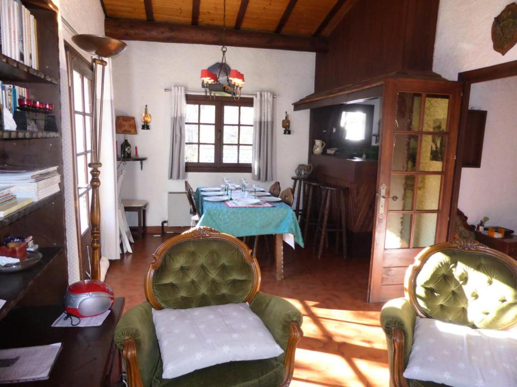 un salon avec une table et des chaises dans l'établissement Chalet Santa Claus - Chalet Santa Claus MAE-7284, aux Contamines-Montjoie