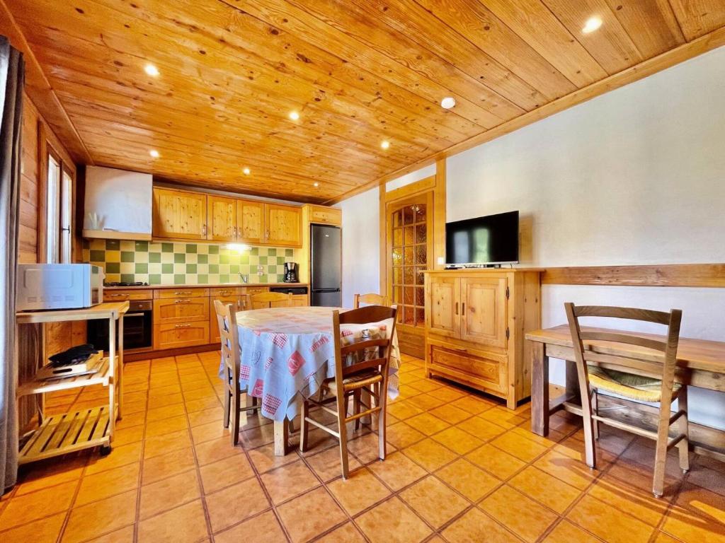 Η κουζίνα ή μικρή κουζίνα στο Résidence Saveurs D'antan - Appartement de charme au coeur du village et pied des pistes MAE-7464
