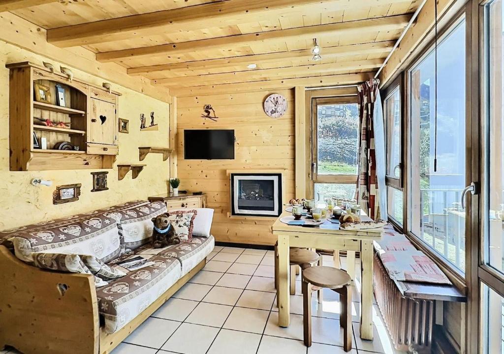 een woonkamer met een bank en een tafel bij Résidence Les Trolles - 2 Pièces pour 4 Personnes 604 in Tignes