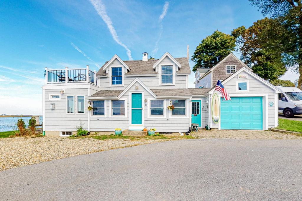 Casa blanca con garaje azul en Ipswich Sanctuary, en Ipswich