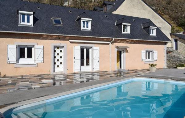 阿戈斯維達洛斯的住宿－Villa avec piscine et vue imprenable，房屋前有游泳池的房子