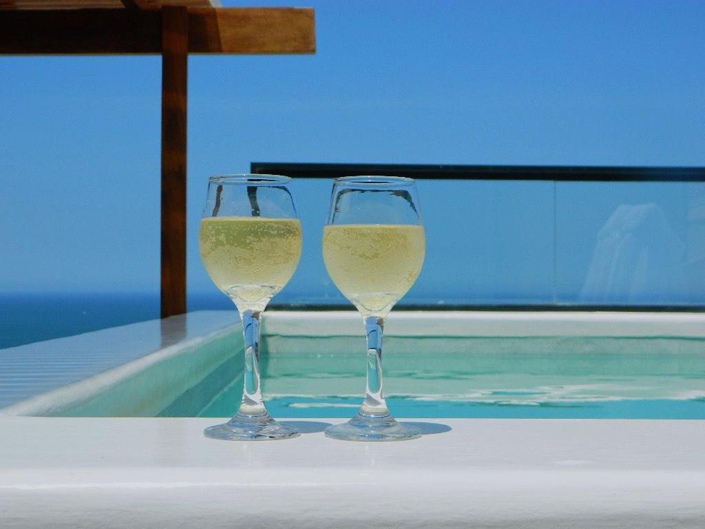 dos vasos de vino blanco sentados en una mesa en La Casa del Pato, en Los Órganos