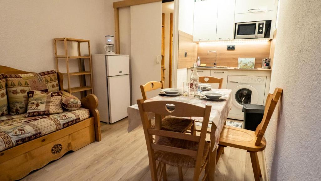 Il comprend un petit salon avec une table et une cuisine. dans l'établissement Résidence Thabor - Studio pour 4 Personnes 034, à Modane