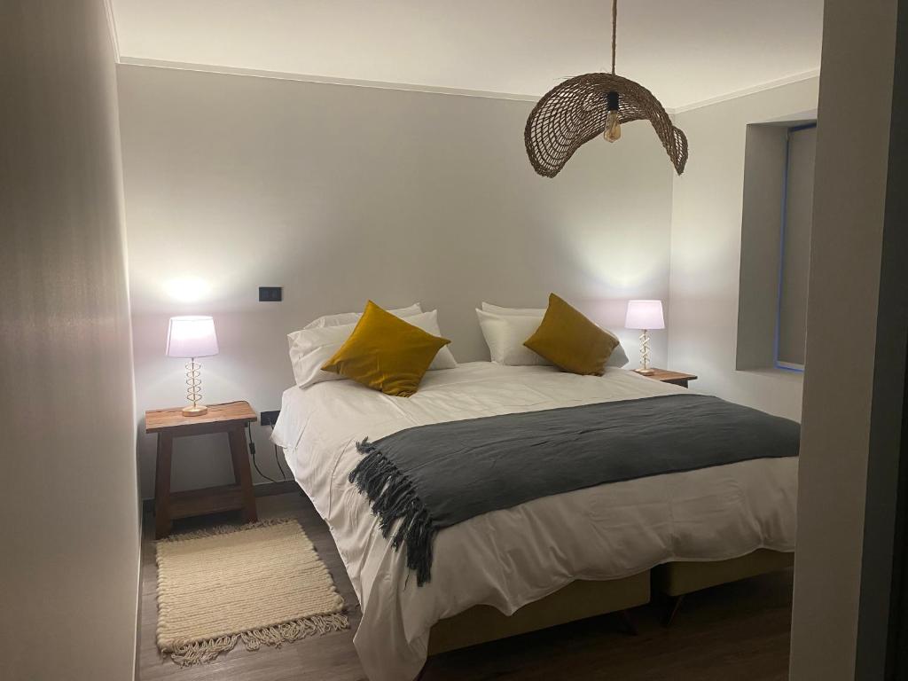 sypialnia z łóżkiem z dwoma stołami i dwoma lampami w obiekcie The Roses w mieście Puerto Varas