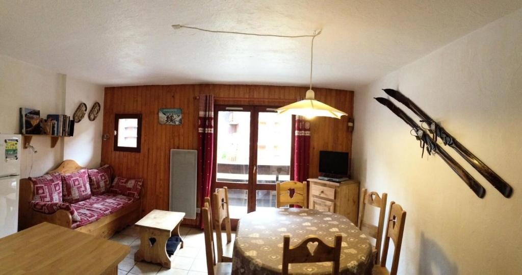 un salon avec une table et un canapé dans l'établissement Résidence Les Bergers - 3 pièces cabine 6 personnes 3 expo est MAE-4114, à Valloire