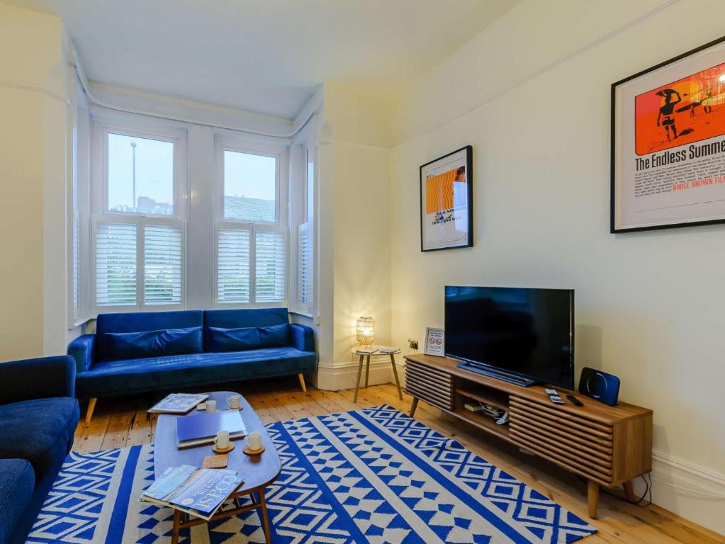 a living room with a blue couch and a tv at 2 Bed in Broadstairs 89889 in Broadstairs