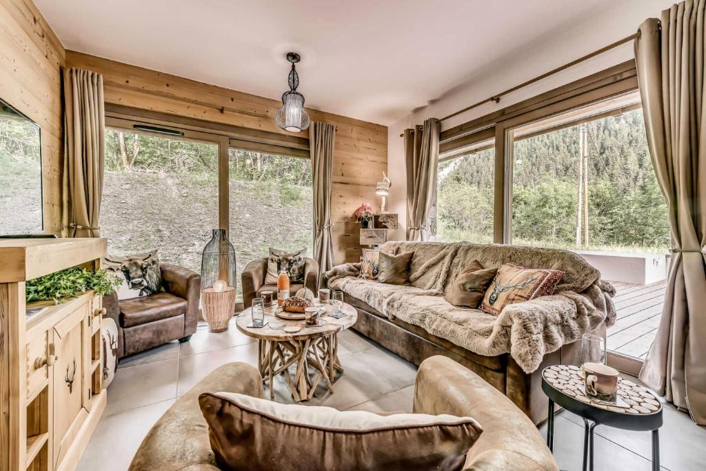 un salon avec un canapé et une table dans l'établissement Résidence Les Terrasses De La Vanoise - 4 Pièces pour 8 Personnes MAE-0314, à Champagny-en-Vanoise