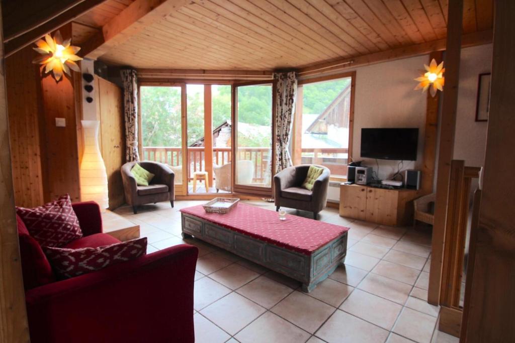a living room with a couch and a table at Chalet Du Regain - Chalet 4 pièces 8 personnes 3 exposé Sud-Ouest MAE-8244 in Valloire