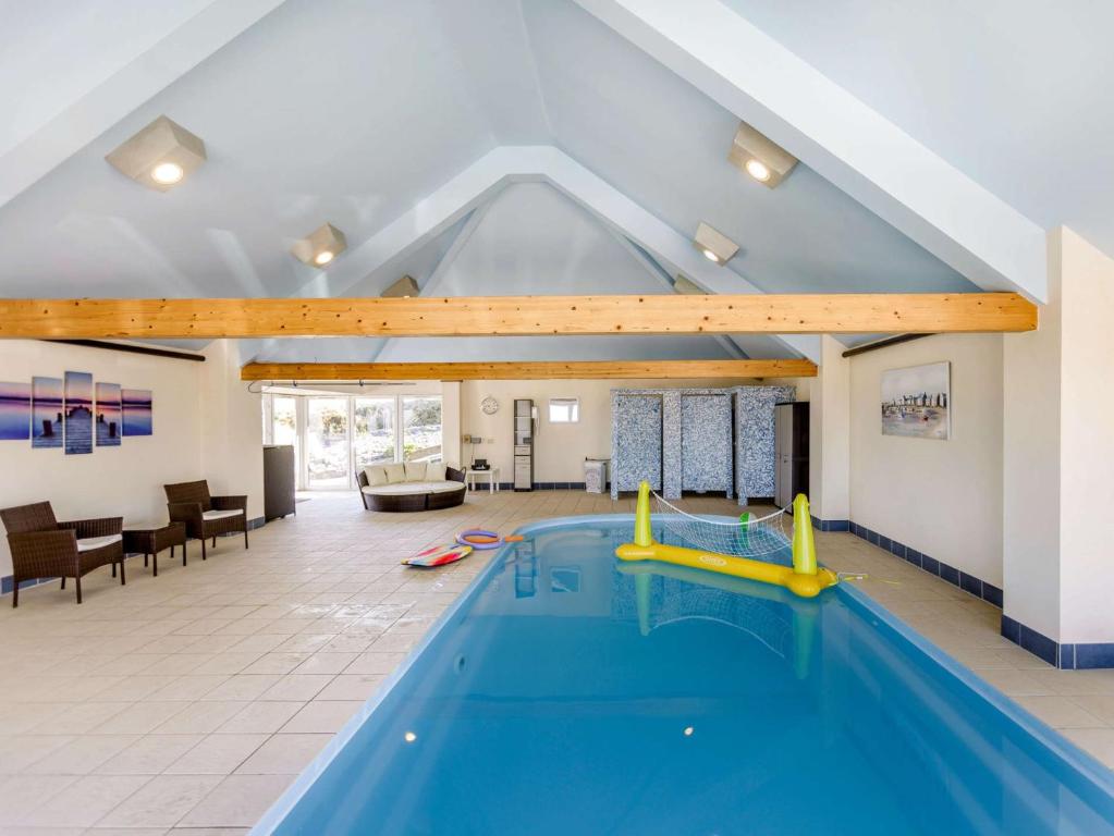 einen Pool in einem großen Zimmer mit Pool in der Unterkunft 2 Bed in Higher Clovelly 43751 in Clovelly