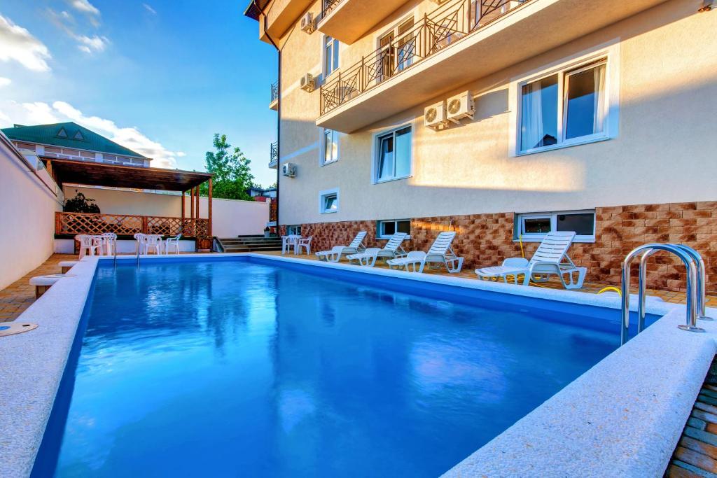 uma piscina em frente a um edifício em Guesthouse Bella Vista em Gelendzhik