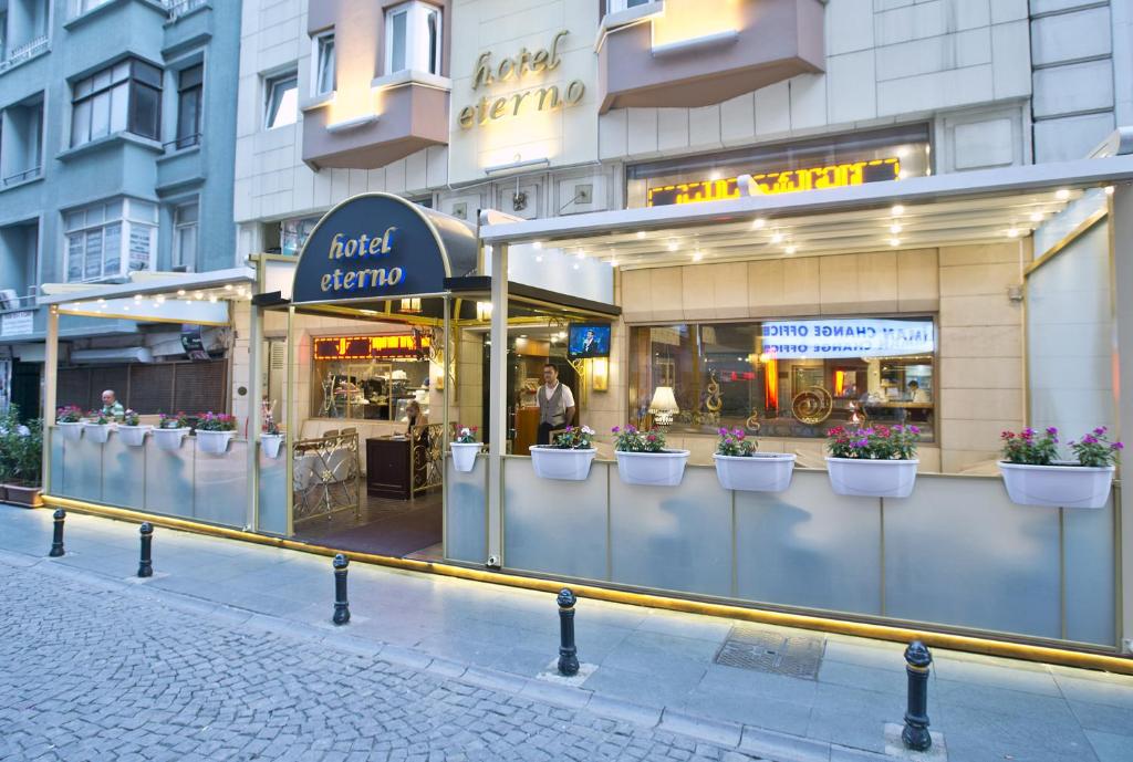 uma loja com vasos de plantas na frente de um edifício em Eterno Hotel em Istambul