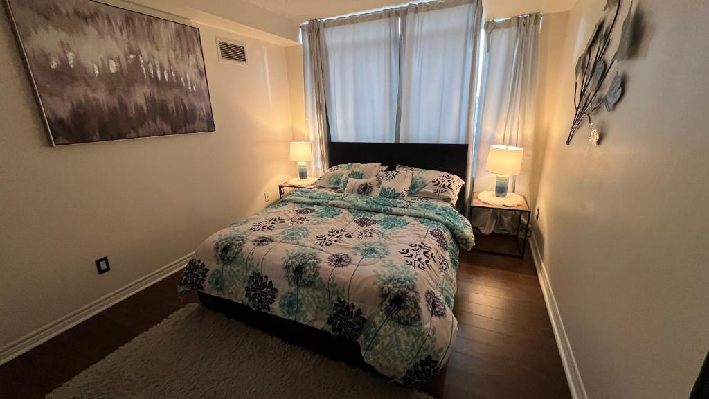 - une petite chambre avec un lit et une fenêtre dans l'établissement Modern & Cozy 1BR w/ parking by Square One, à Mississauga