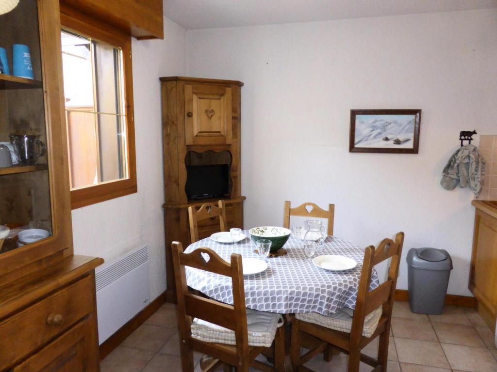 une salle à manger avec une table, des chaises et une télévision dans l'établissement Résidence Palmes D'or - Palmes d'Or B109 MAE-5504, aux Contamines-Montjoie