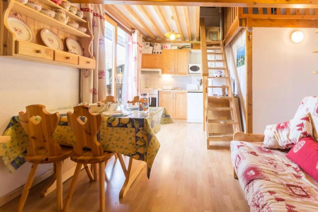 une pièce avec une table, des chaises et un canapé dans l'établissement Résidence Les Plaisances - Charmant deux pièces sous les toits MAE-4974, à Aime La Plagne