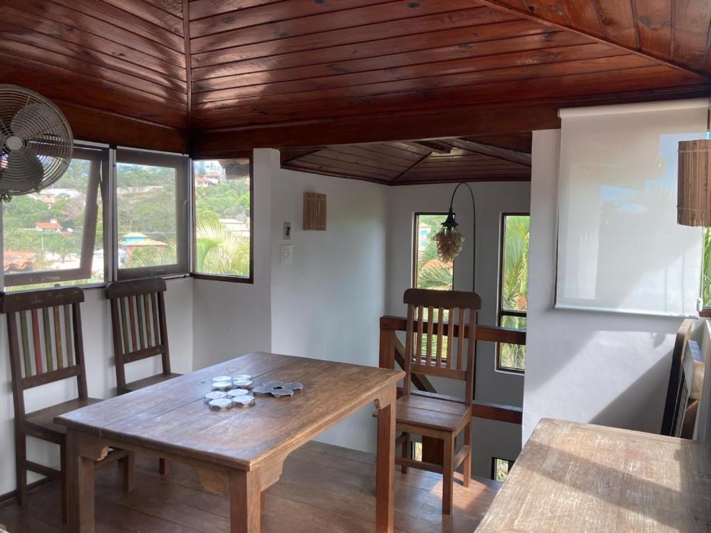 una sala da pranzo con tavolo e sedie in legno di Geribá - A casa mais Buziana e charmosa de Búzios a Búzios