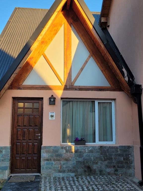 エスケルにあるKUPALの木製のドアと窓のある家