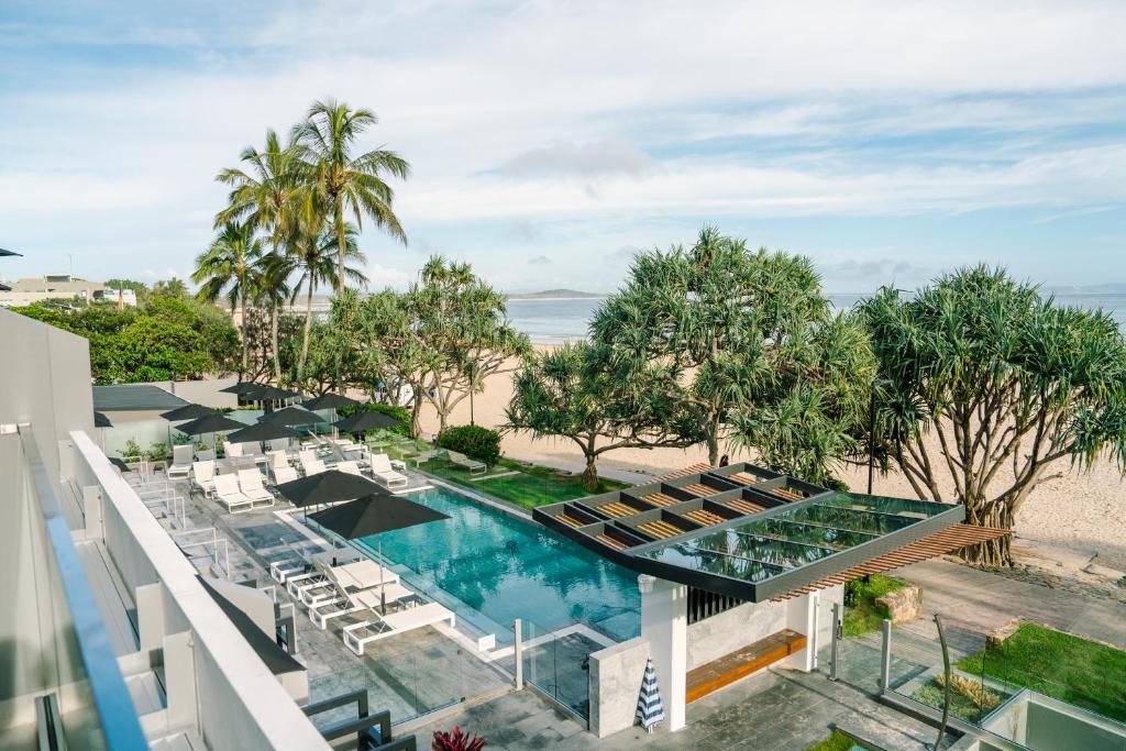 Bazén v ubytování Netanya Noosa Beachfront Resort nebo v jeho okolí