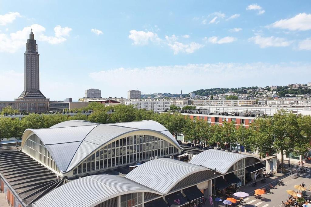 - une vue sur une ville avec un bâtiment et une tour dans l'établissement Le Loft Perret - Vue Volcan et Centre Ville, au Havre