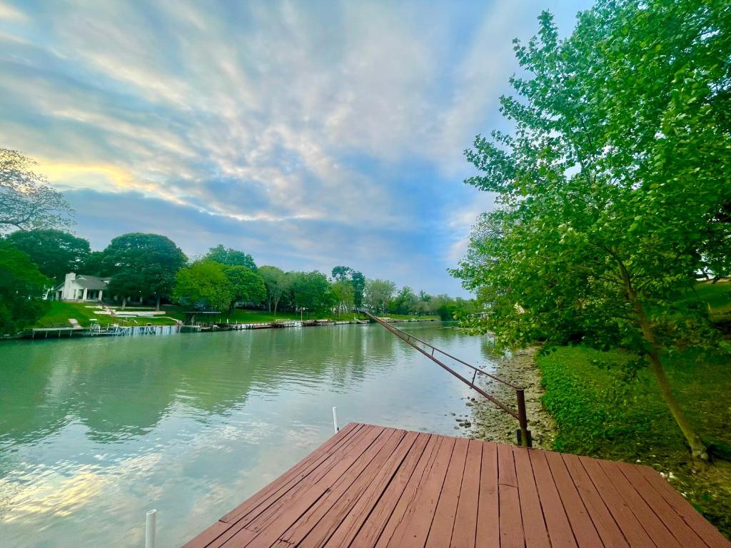 Villa Lakefront Farm House, New Braunfels, TX