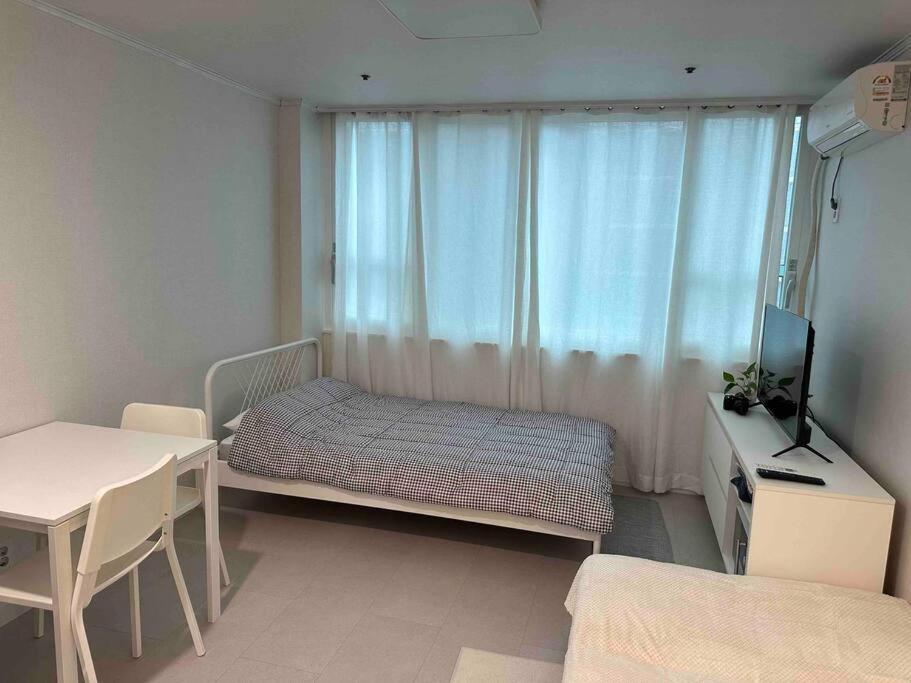 Säng eller sängar i ett rum på Newly Renovated House in Yatap-dong