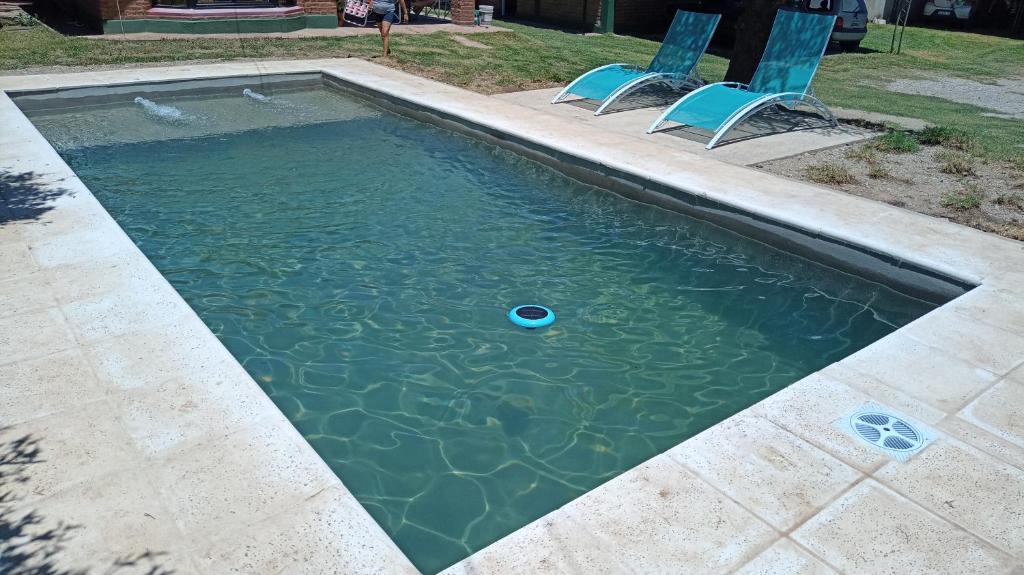 una piscina con 2 sillas en el agua en Signos de Merlo en Merlo