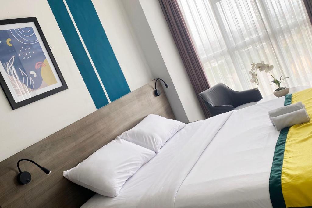 Postel nebo postele na pokoji v ubytování Hotel Dhika Serenity Surabaya