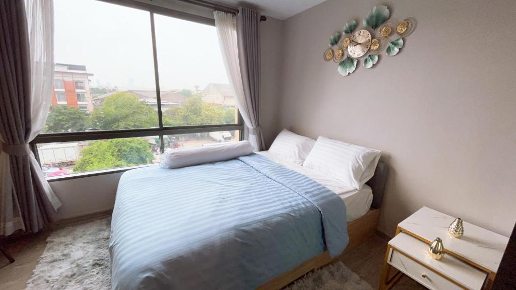 Postel nebo postele na pokoji v ubytování Resort Style Room Suksawat 64 Bangkok ND