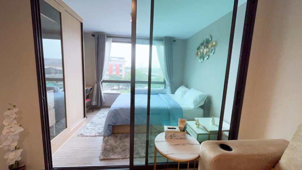 Postel nebo postele na pokoji v ubytování Resort Style Room Suksawat 64 Bangkok ND