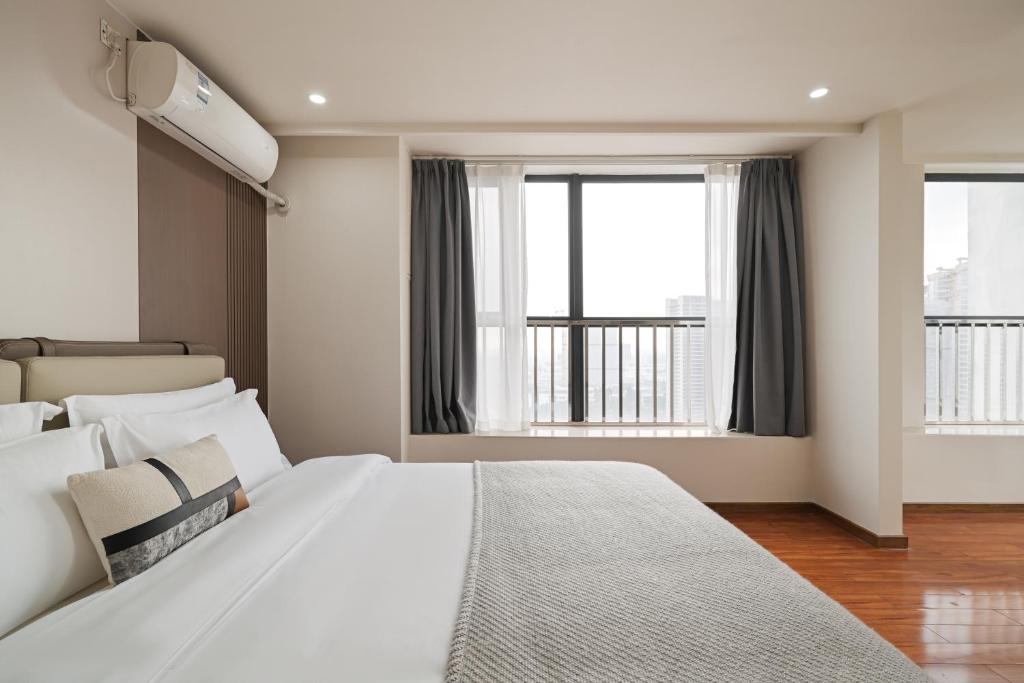Postel nebo postele na pokoji v ubytování East Maple International Apartment - Guangzhou Luogang Wanda Plaza Suyuan Metro Station