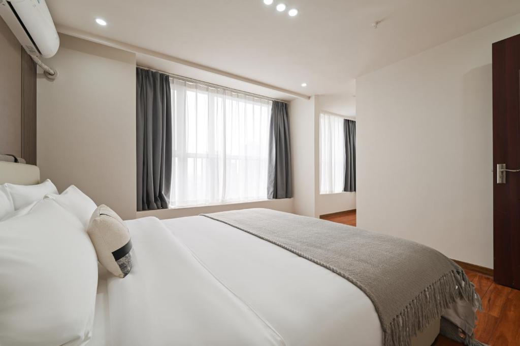 Postel nebo postele na pokoji v ubytování East Maple International Apartment - Guangzhou Luogang Wanda Plaza Suyuan Metro Station